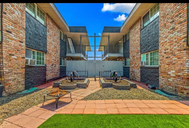 Foto del edificio - 917 E Indiana Ave