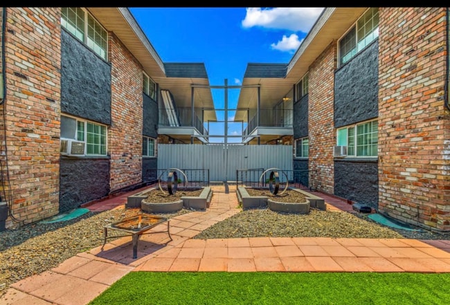 Building Photo - 917 E Indiana Ave