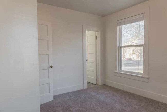 Building Photo - Updated 1 Bedroom Apartment Walking Distan...