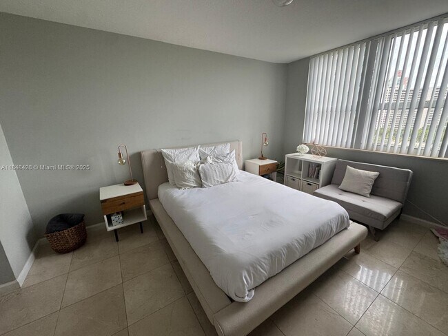 Foto del edificio - 19501 W Country Club Dr
