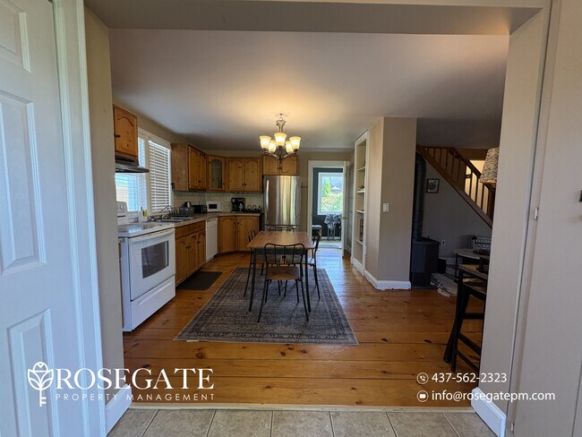 Photo du bâtiment - Spacious 4-Bedroom Detached Home with 15+ Parking Spaces – Niagara Falls