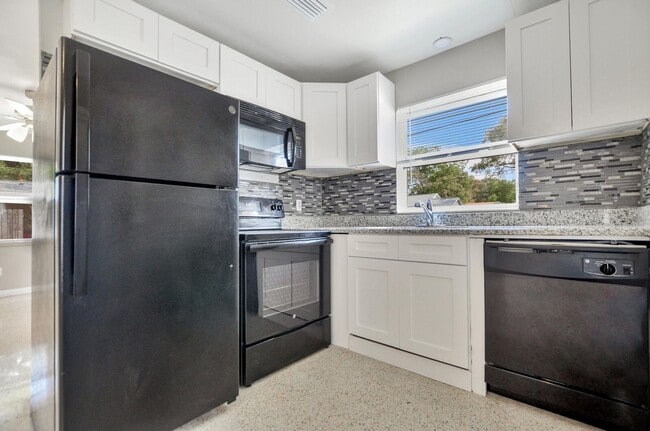 Building Photo - 1/1  Clearwater Duplex -  available now