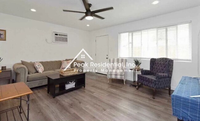 Foto del edificio - Updated 2bd/1ba Duplex In The Arden Area