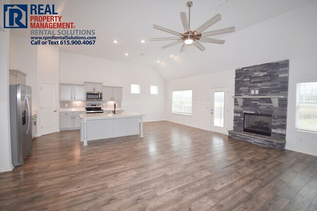Building Photo - Amazing 4bd home on 1/2 Acre! Attached gar...