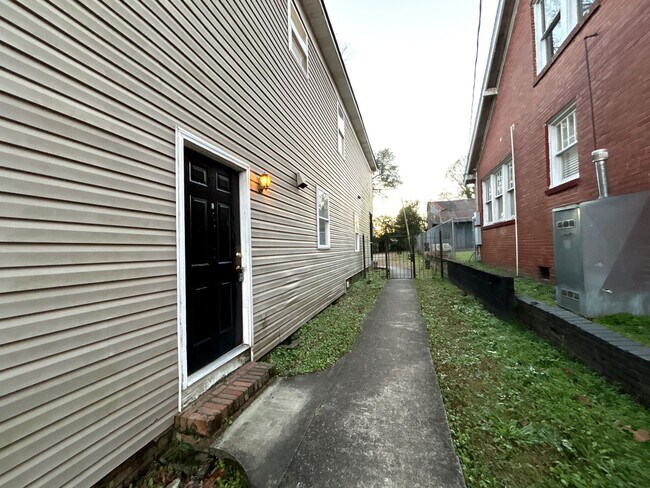 Foto del edificio - Pre-Leasing for the 26-27 School Year! - J...