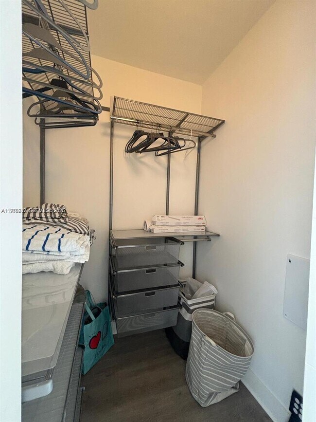 Foto del edificio - 888 Douglas Rd