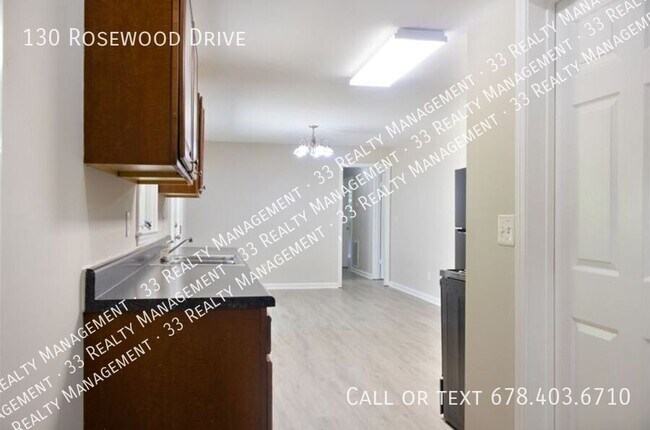 Foto del edificio - 130 Rosewood Dr