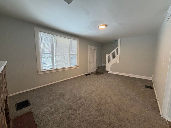 Foto del edificio - Hidden Gem on a Quiet No-Outlet Street – Move-In Ready 3BR with Garage & Deck Near I-75