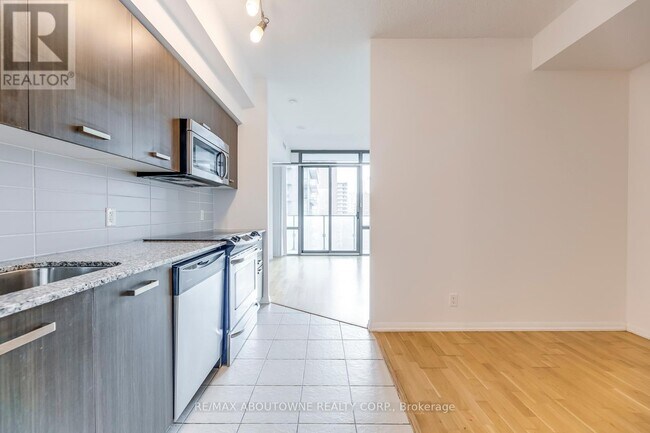 Photo du bâtiment - 832-1832 Bay St.