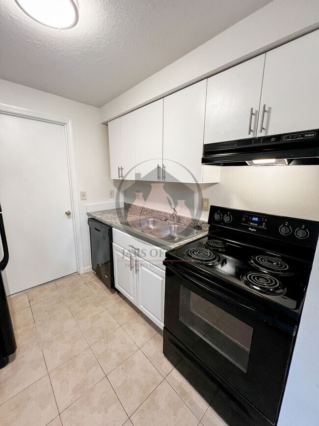 Foto del edificio - Skyline Rd S Duplex #2023-LL787