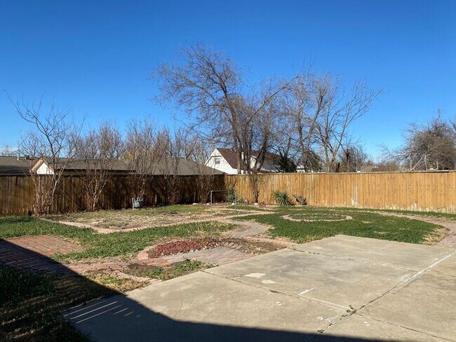 Building Photo - 1501 Sunrise Dr