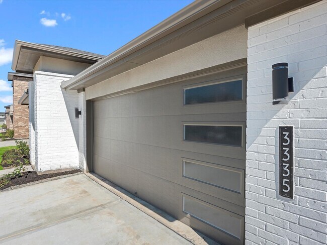 Building Photo - 3335 Silverton Dr