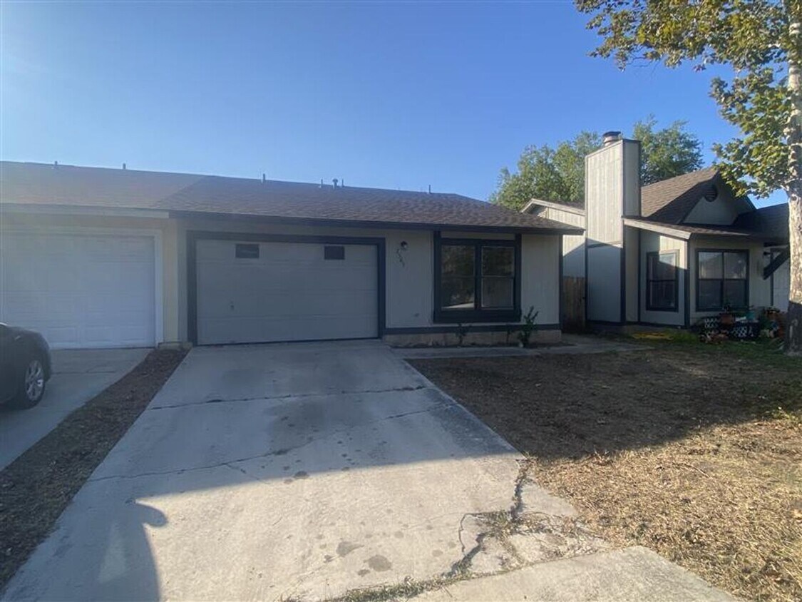 Cute 2/2 duplex with a garage - Cute 2/2 duplex with a garage