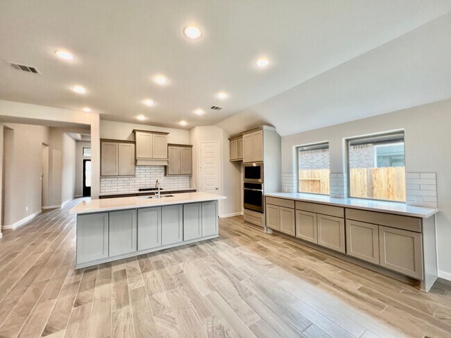 Building Photo - 1351 Park Path Dr