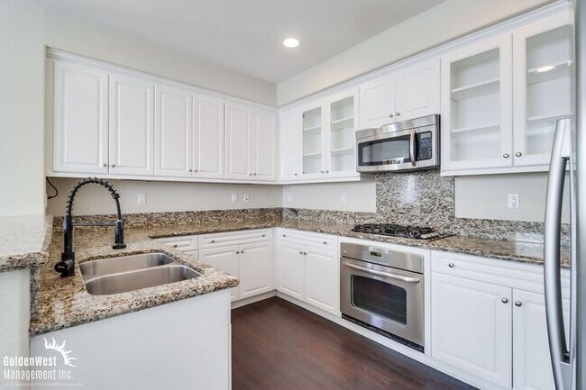 Foto del edificio - Bright & Spacious 2Bdm 2Ba Townhome in Eas...