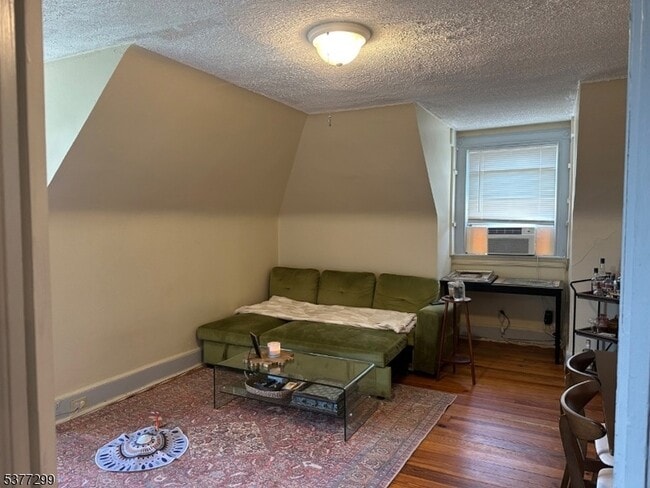 Building Photo - 98 Elm St