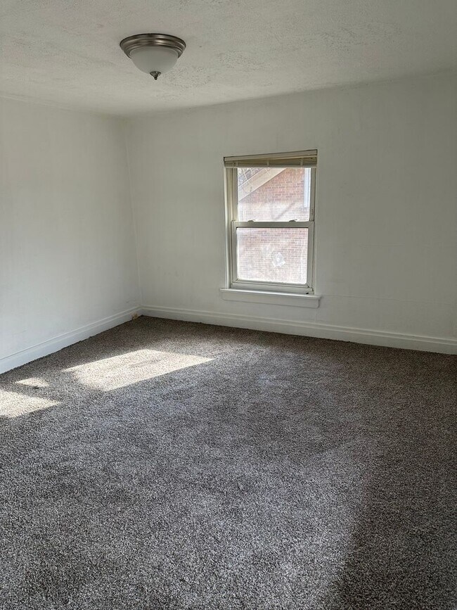 Building Photo - Charming 2BR Duplex in Parchment