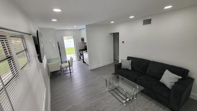 Foto del edificio - 821 NE 6th St