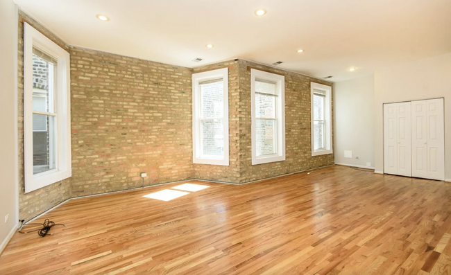 Foto del edificio - 835 N Damen Ave