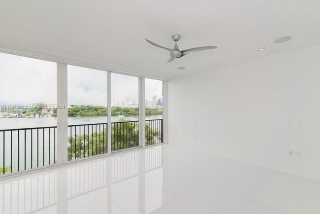 Building Photo - 1000 Venetian Way