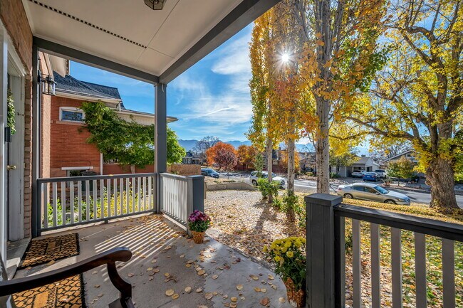 Foto del edificio - 323 E 6th Ave