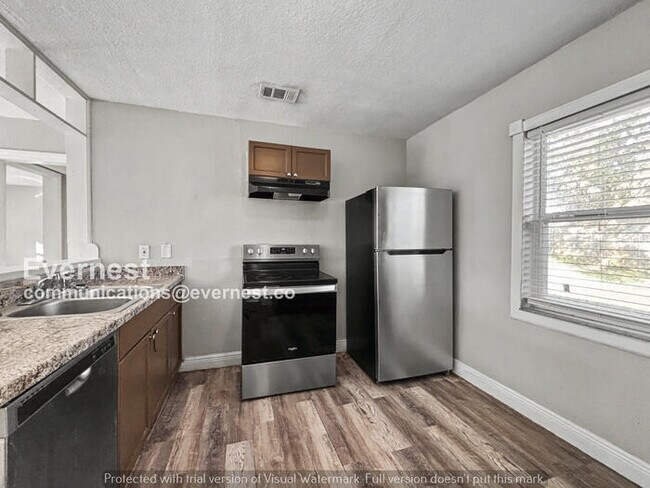 Foto del edificio - 4 Bed, 2 Bath Home with Off-Street Parking / Pet-Friendly / Available Now!