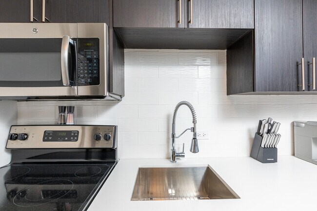 Building Photo - 1 E Delaware Pl