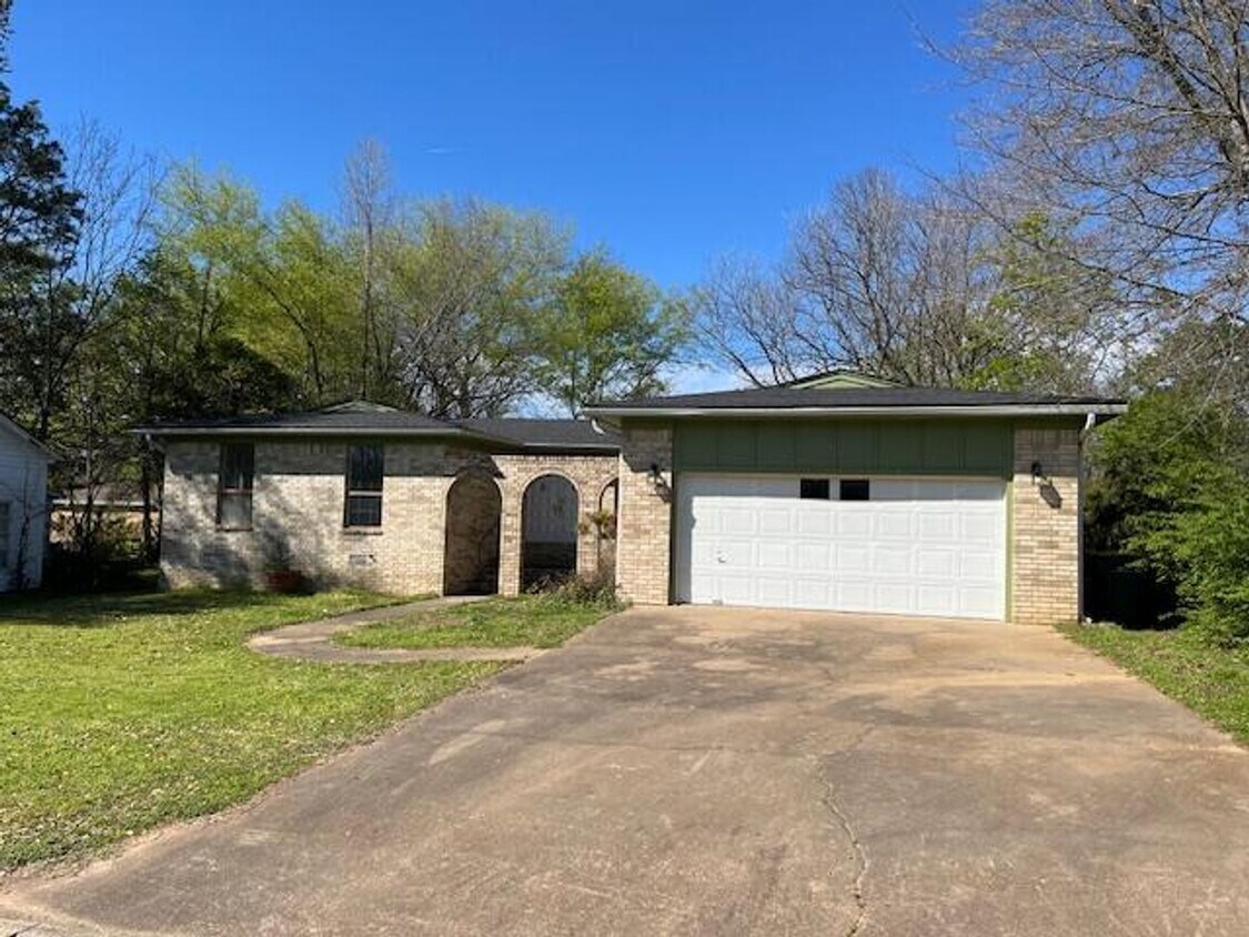 Primary Photo - Welcome to this newly remodeled 4-bedroom,...