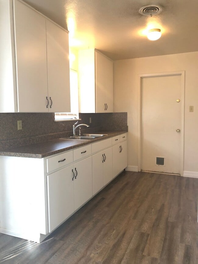 Building Photo - *Lease Pending* Comfortable three bedroom home!