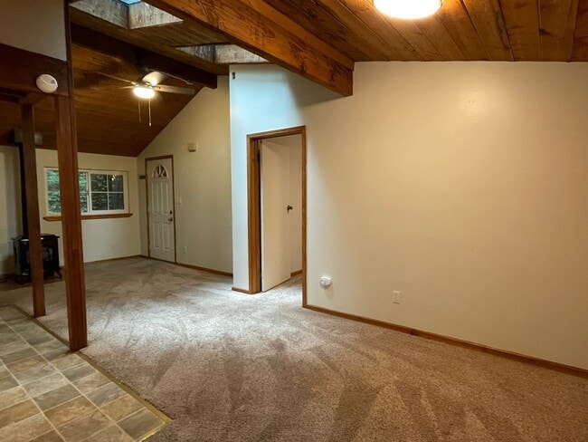 Building Photo - One bedroom Private Hilltop home washer, d...