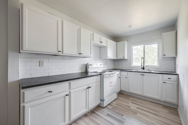 Building Photo - 725 E Morton St