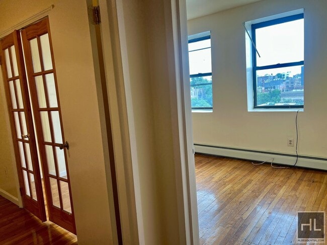 Building Photo - 4BR 1BA Historic Mixed Use Loft w/ Massive...