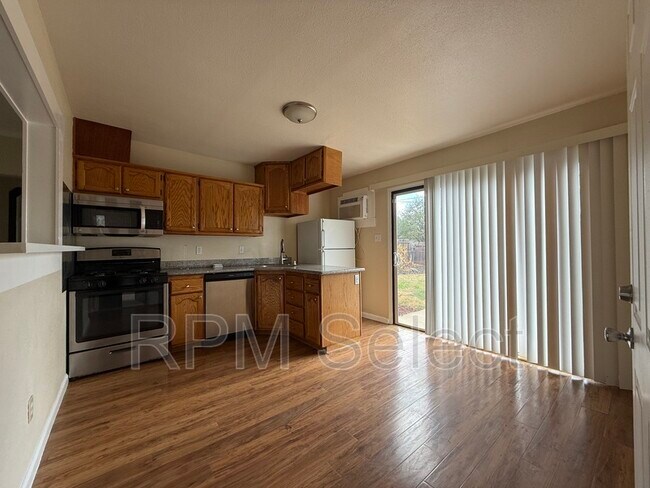 Foto del edificio - 1220 Browning Dr