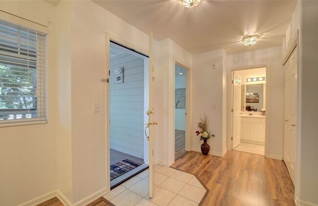 Building Photo - Beautiful 2 bedroom 2 bath Condo Newport W...
