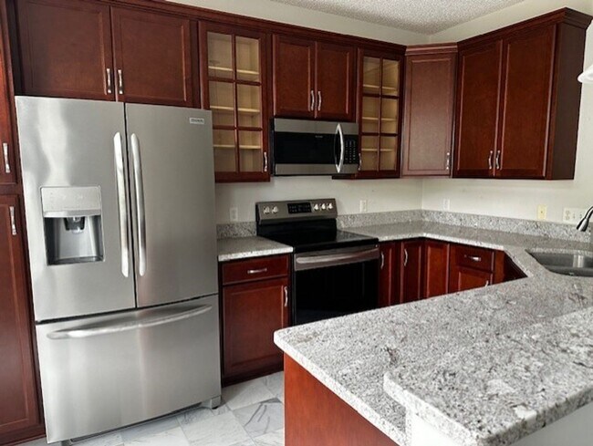 Building Photo - Newer Townhome in Cobblestone Lake. *2Bed*...