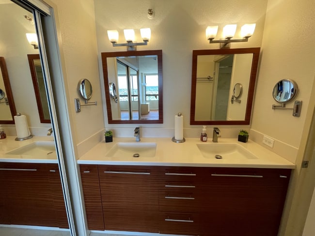 Building Photo - 2499 Kapiolani Blvd