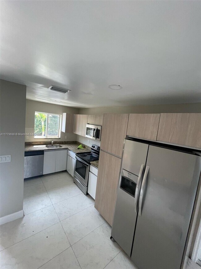 Foto del edificio - 817 NW 3rd Ave