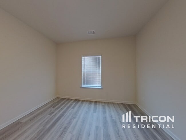 Building Photo - 928 Hesston Dr