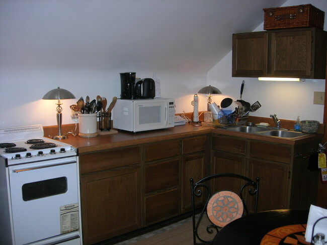Kit also has DW - 718 E 8th St