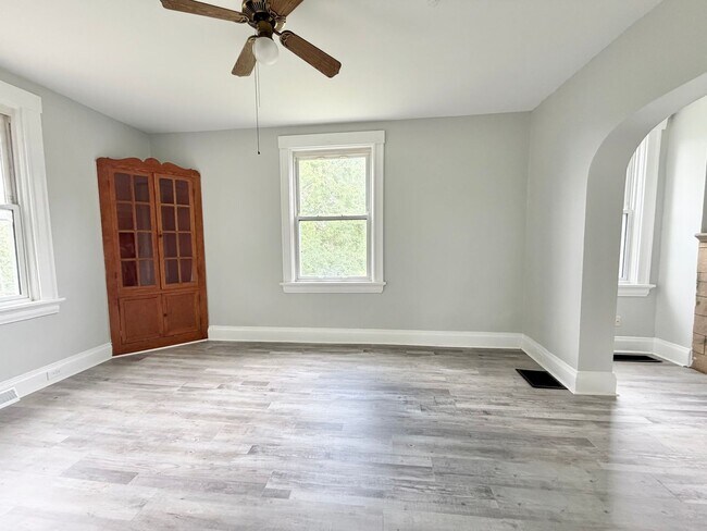 Building Photo - Large 3 bed 1.5 bath! Available NOW!