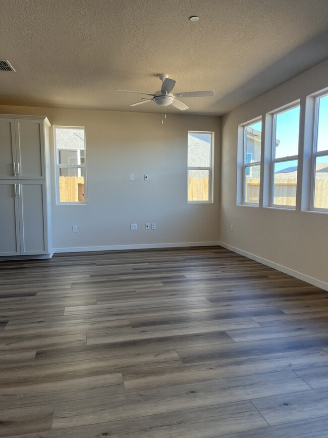 Foto del edificio - 1761 Lockwood Dr