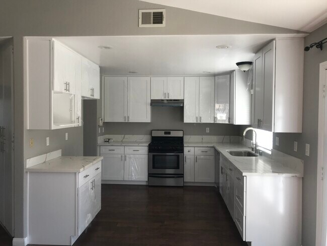 Building Photo - 1000 Novato Dr