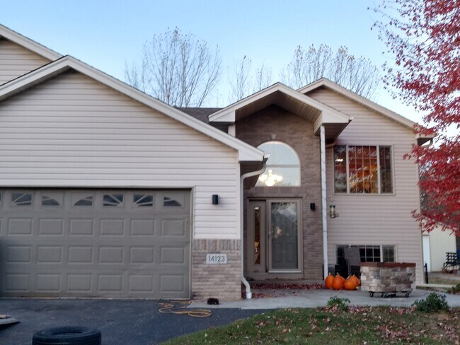 Building Photo - Wonderful 5 bedroom Split on Large Lot