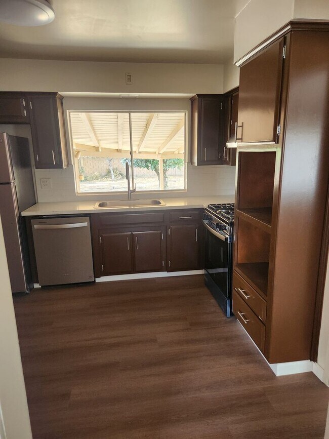 Foto del edificio - 1433 E Sequoia Ave