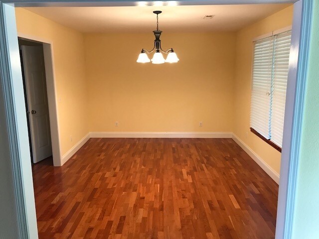 Foto del edificio - Maryville, 4 bedroom home with fireplace