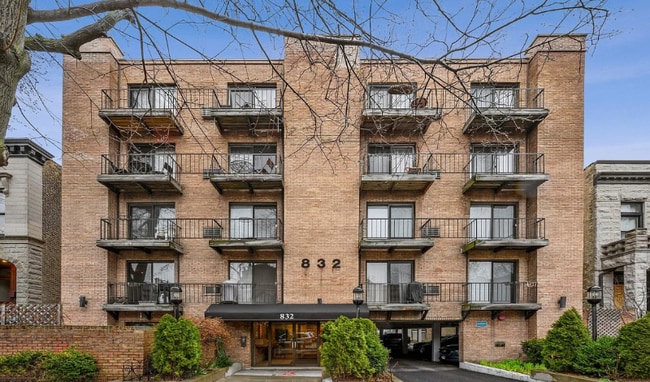 Building Photo - 832 W Oakdale Ave