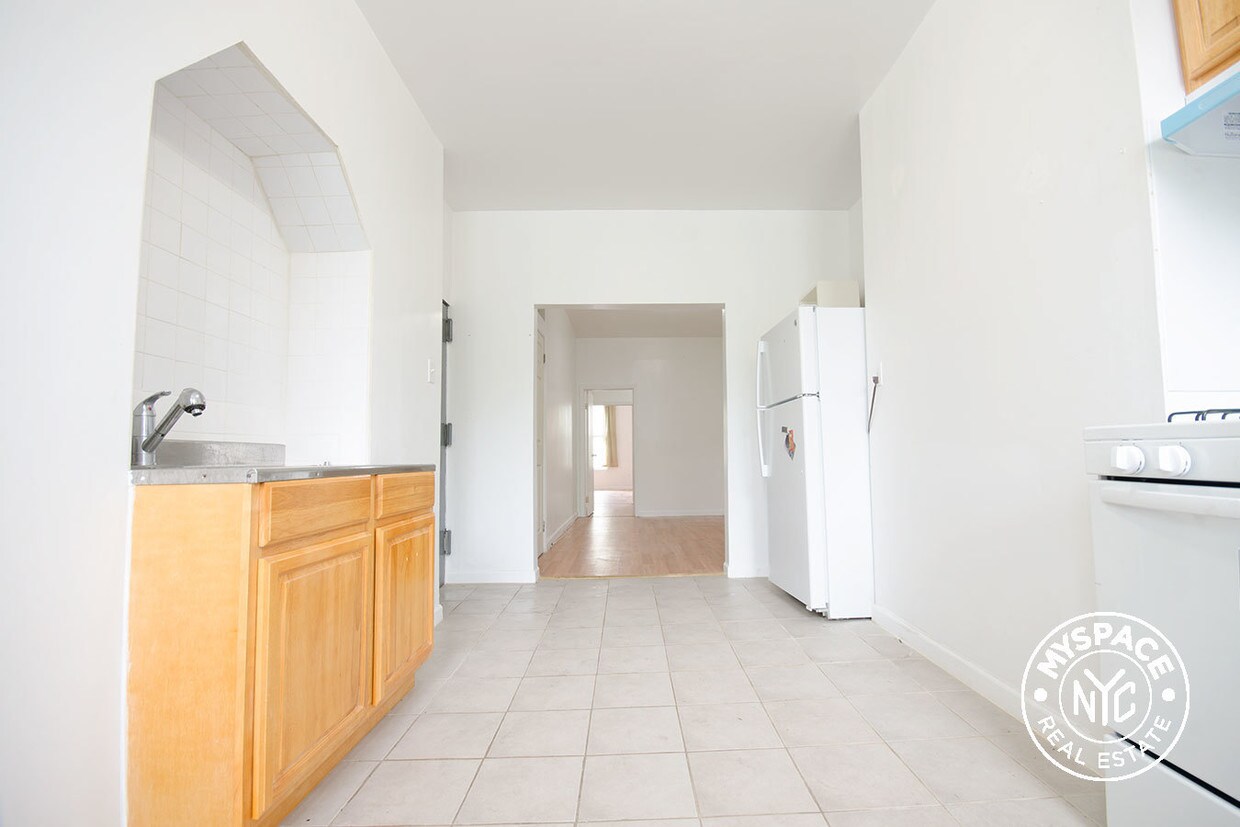 Primary Photo - 202 Knickerbocker Ave