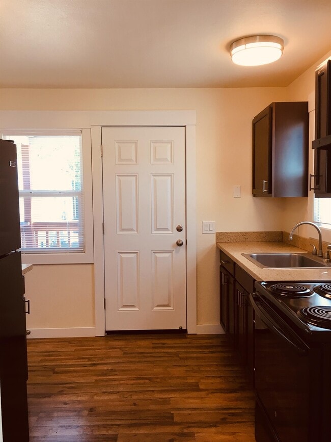 Building Photo - 4550 Lakeshore Blvd