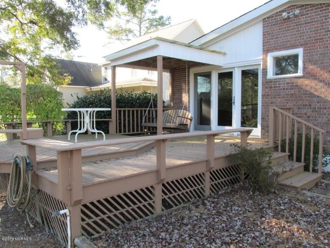 Building Photo - 305 Holly Ln