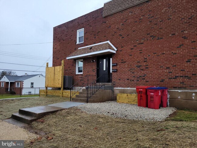 Building Photo - 1331 Astor St